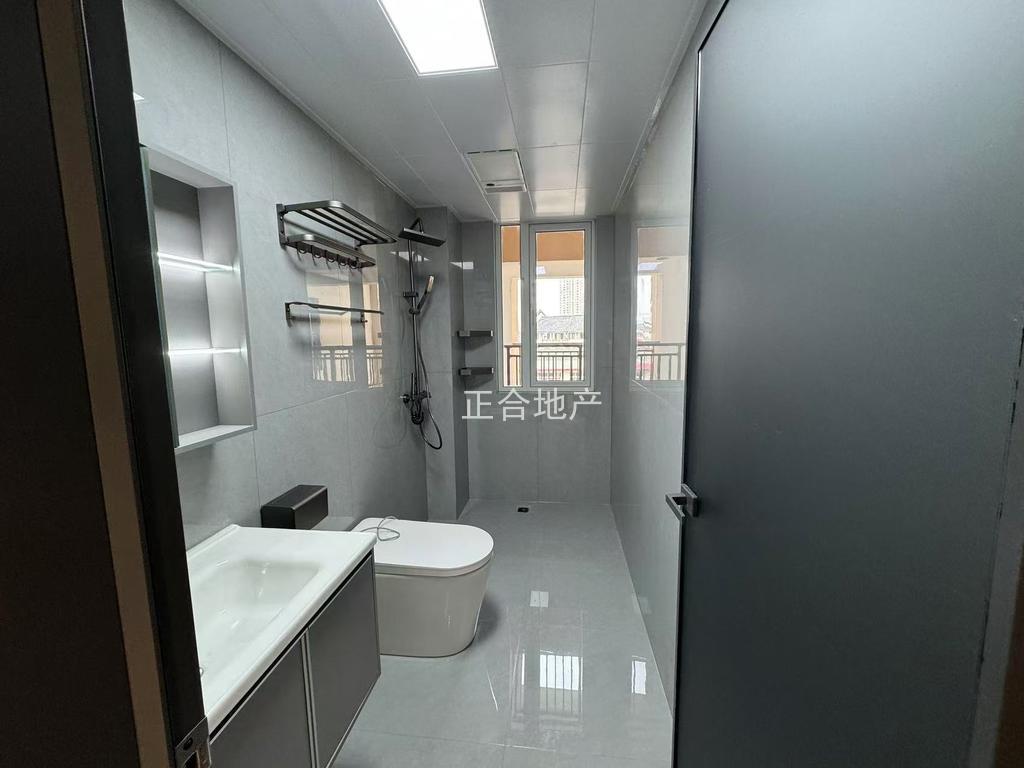 诚心出售，南国明珠，全新装修，精装三房，好楼层，一天未住，证满二