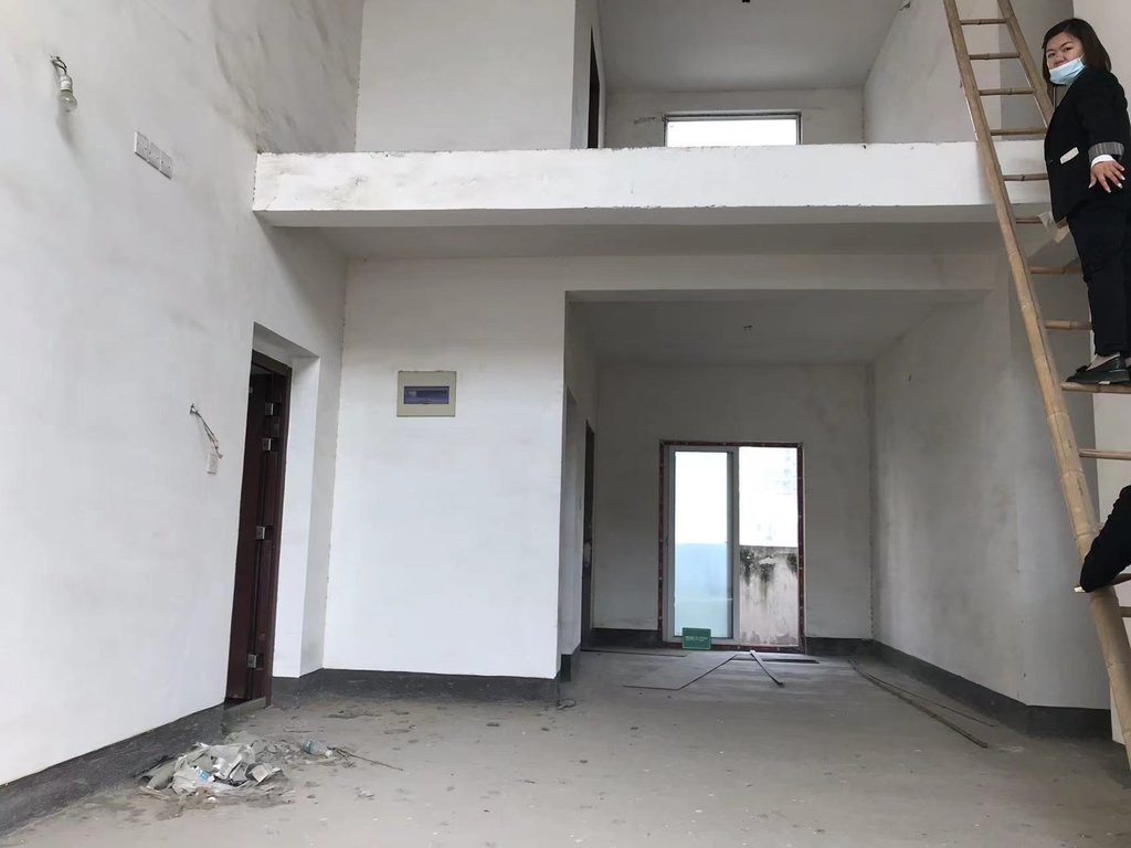 世纪雅园 毛坯复式 户型方正 带一个车位 房东诚意出售