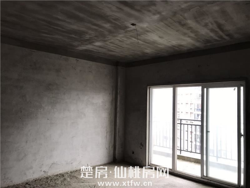 香岸华府，毛坯三房，户型南北通透，电梯楼层好，中介勿扰。