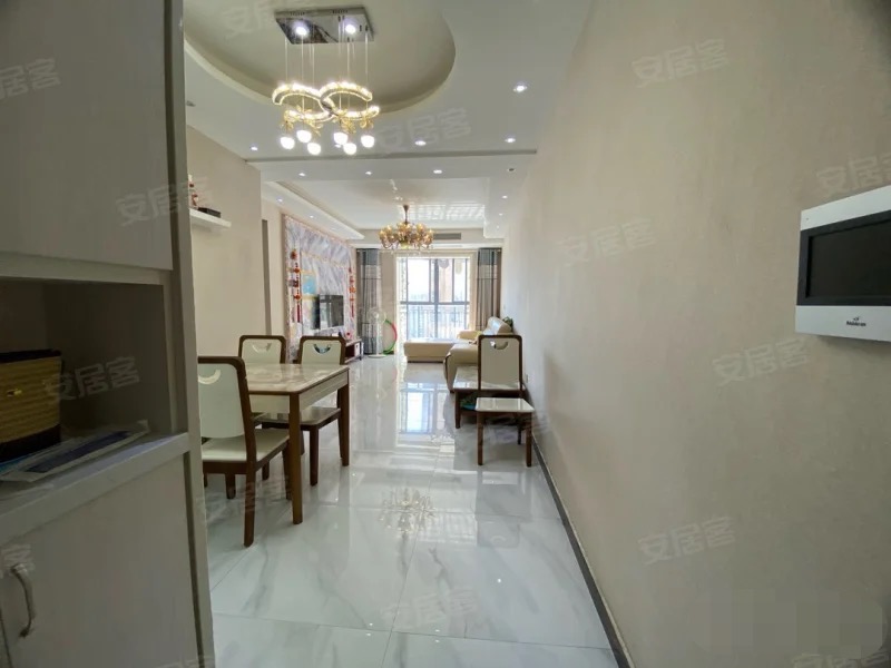 捡漏，房东急售，双湖景房，森林国际，精装3房，电梯好楼层。装修成色新