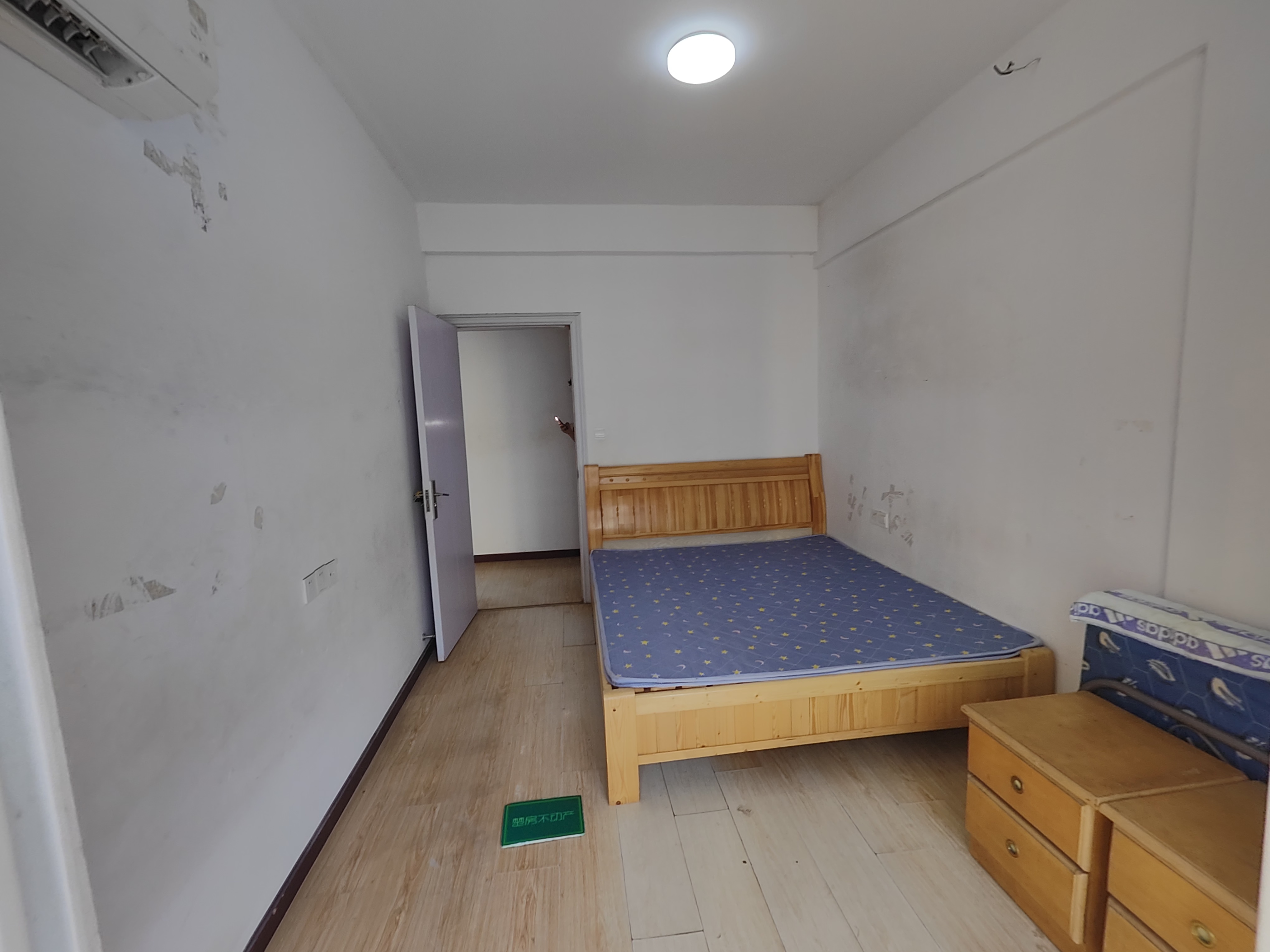 买它准没错了，东边50米三中，西边100米惠优谷幼儿园，往北300米沔小！汉江景苑小高层非常稀缺的精装三房两卫，