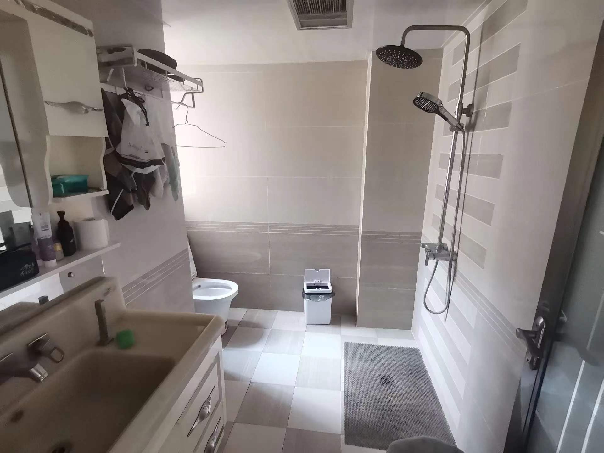 东城国际.精装三房.证件满二.看房方便