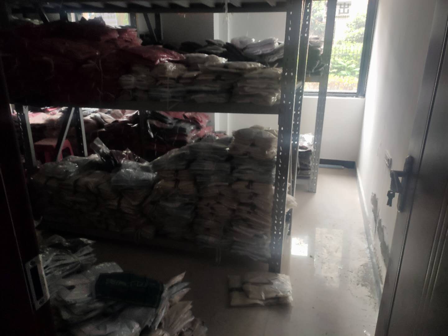 绿地尚城联排别墅边户户型基本属于毛坯买来自己想怎么装修都行业主诚心出售