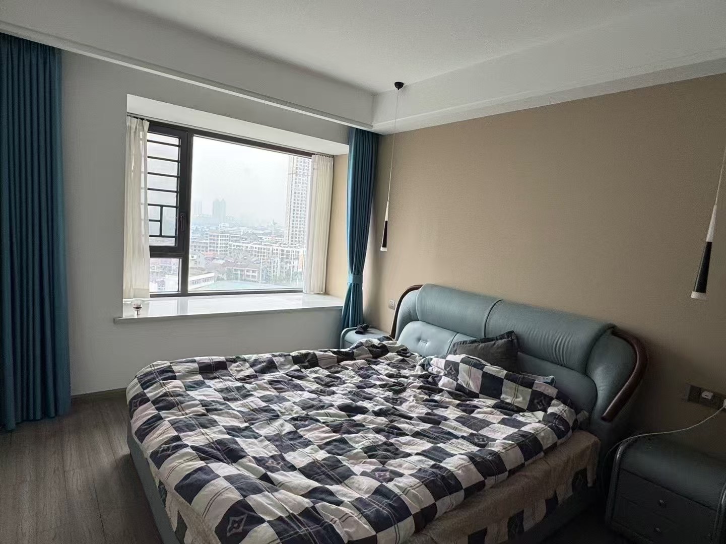 296，房东诚心出售，御湖世家，精装大三房，单价5字开头，装修成色新，中间好楼层