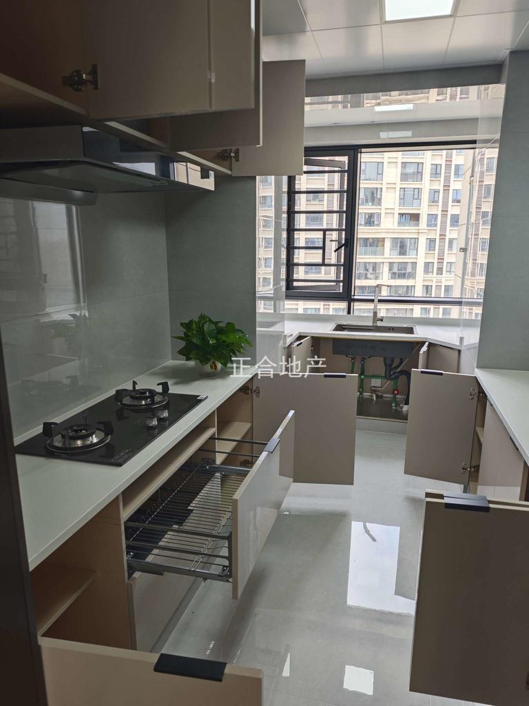 城南，御湖‬世家，边户，电梯好‬楼层，精装3房2卫，车位，诚心出售，证满二