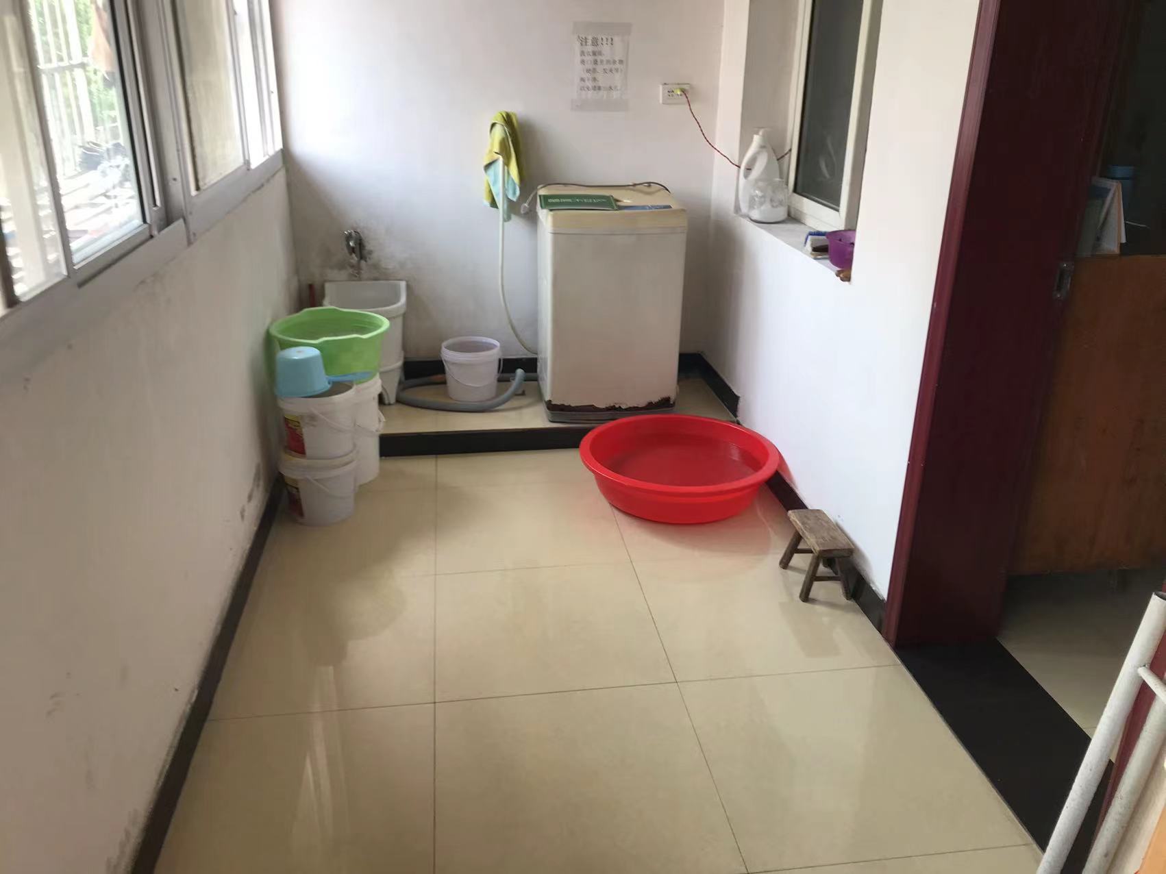 荆洪花园富迪三友旁沔中附近大三房很好的楼层诚心出售