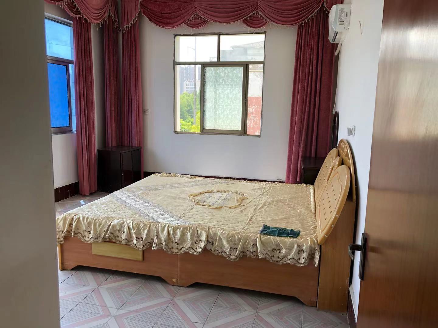 毅德园旁边的农行宿舍中装三房带车库位置好生活方便