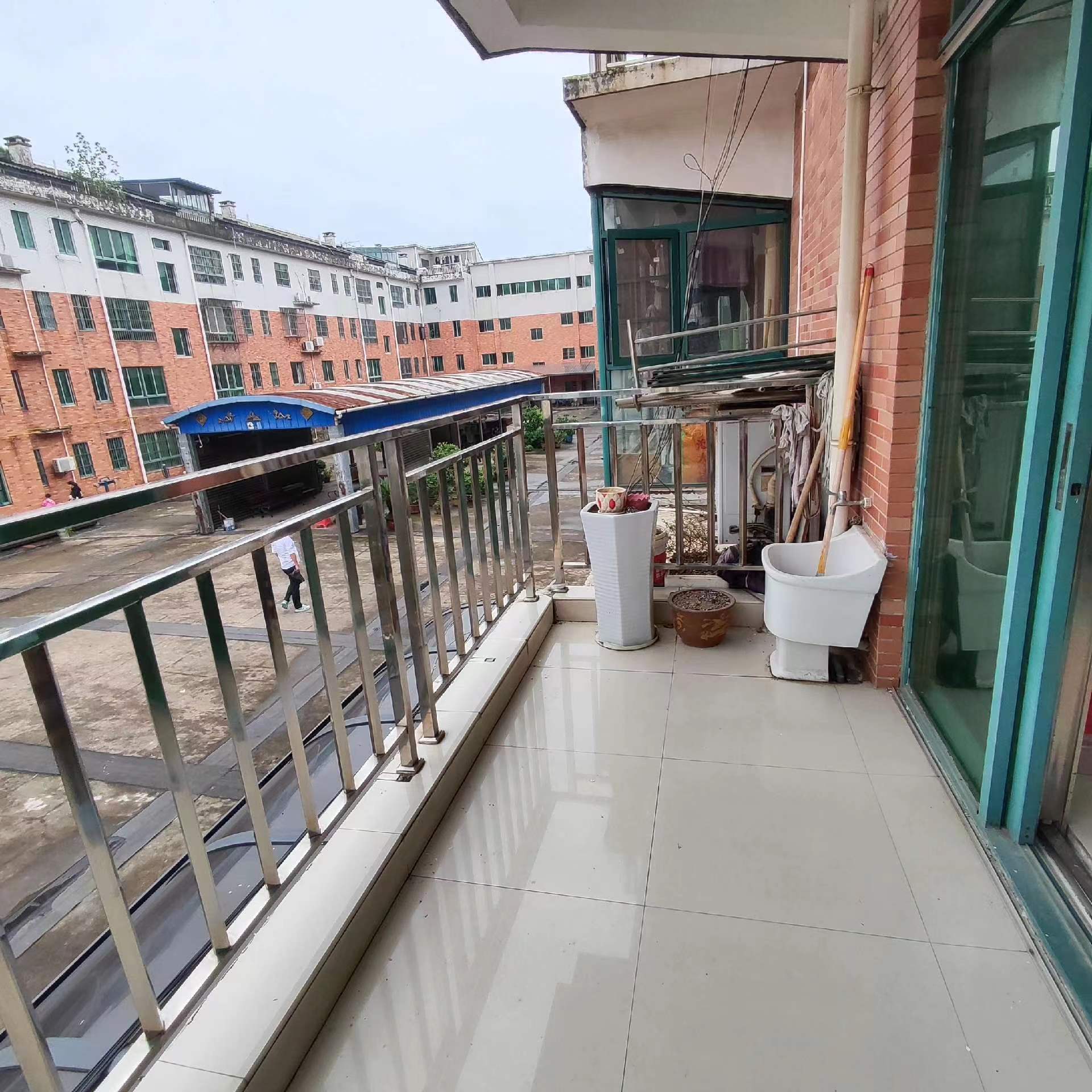 青青家园.精装三房两卫.中间楼层.证件满二.看房方便