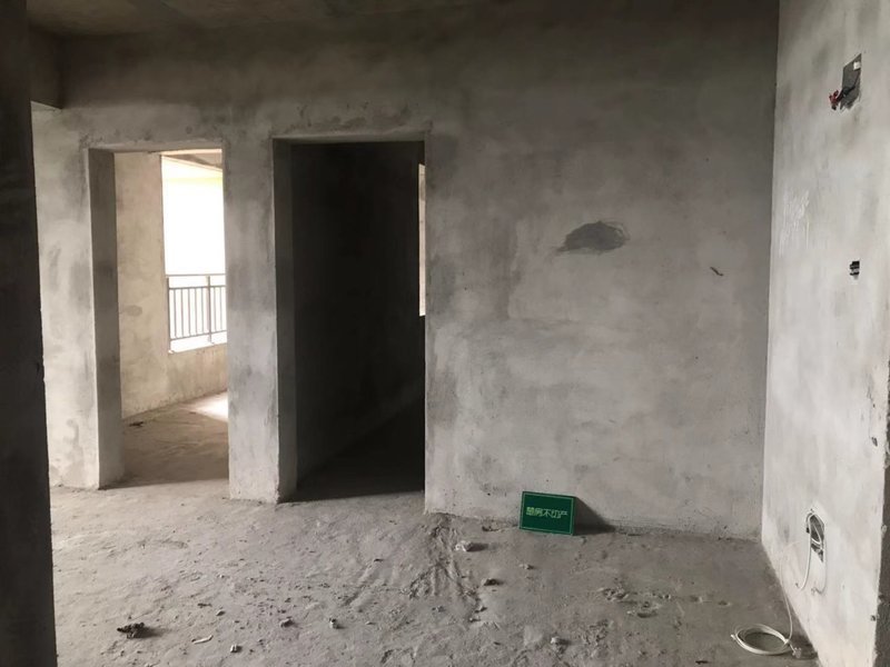 绿地华庭锦城毛坯四房南北通透证件满二看房方便