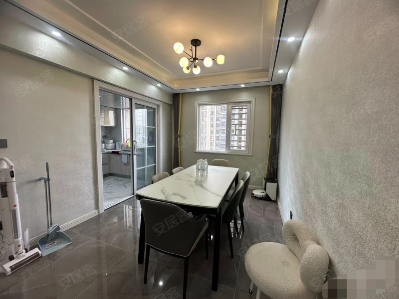 元泰未来城B2，东边户，​精装三房。好楼层，全屋品牌家电大金中央空调顾家家私​，证满二