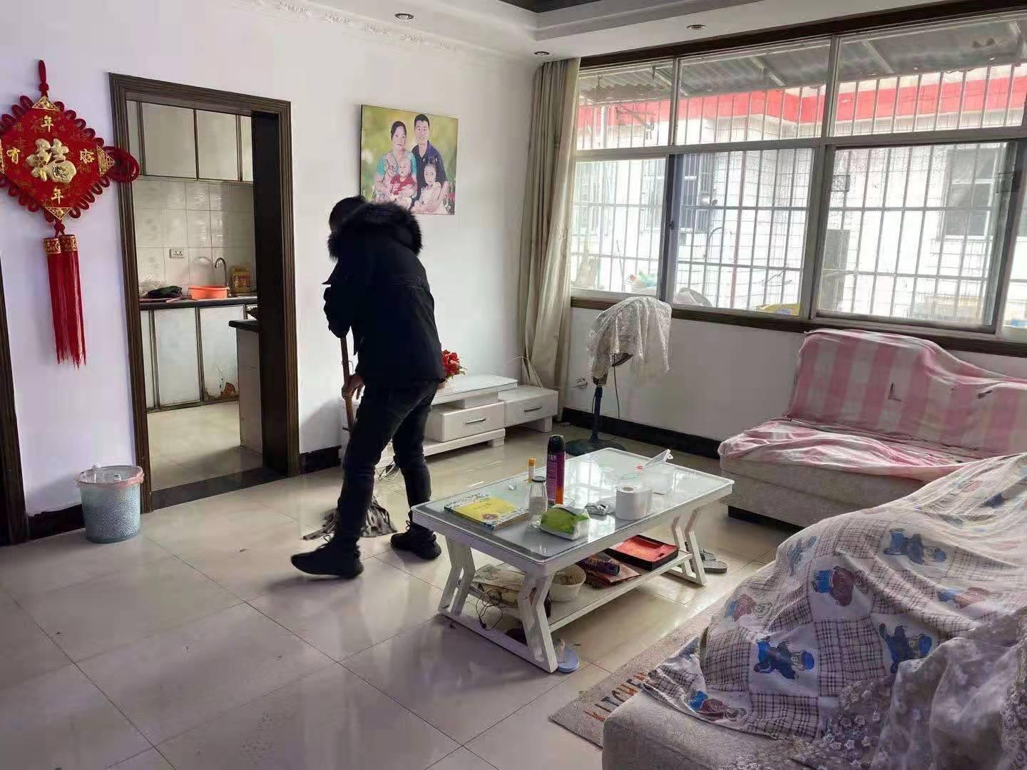 地富小区36万元104㎡3室2厅2卫，小区停车方便！