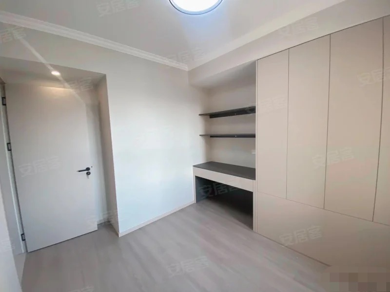 降价了，捡漏，润泽天下，精装大三房，全新装修，单价4800，证满二