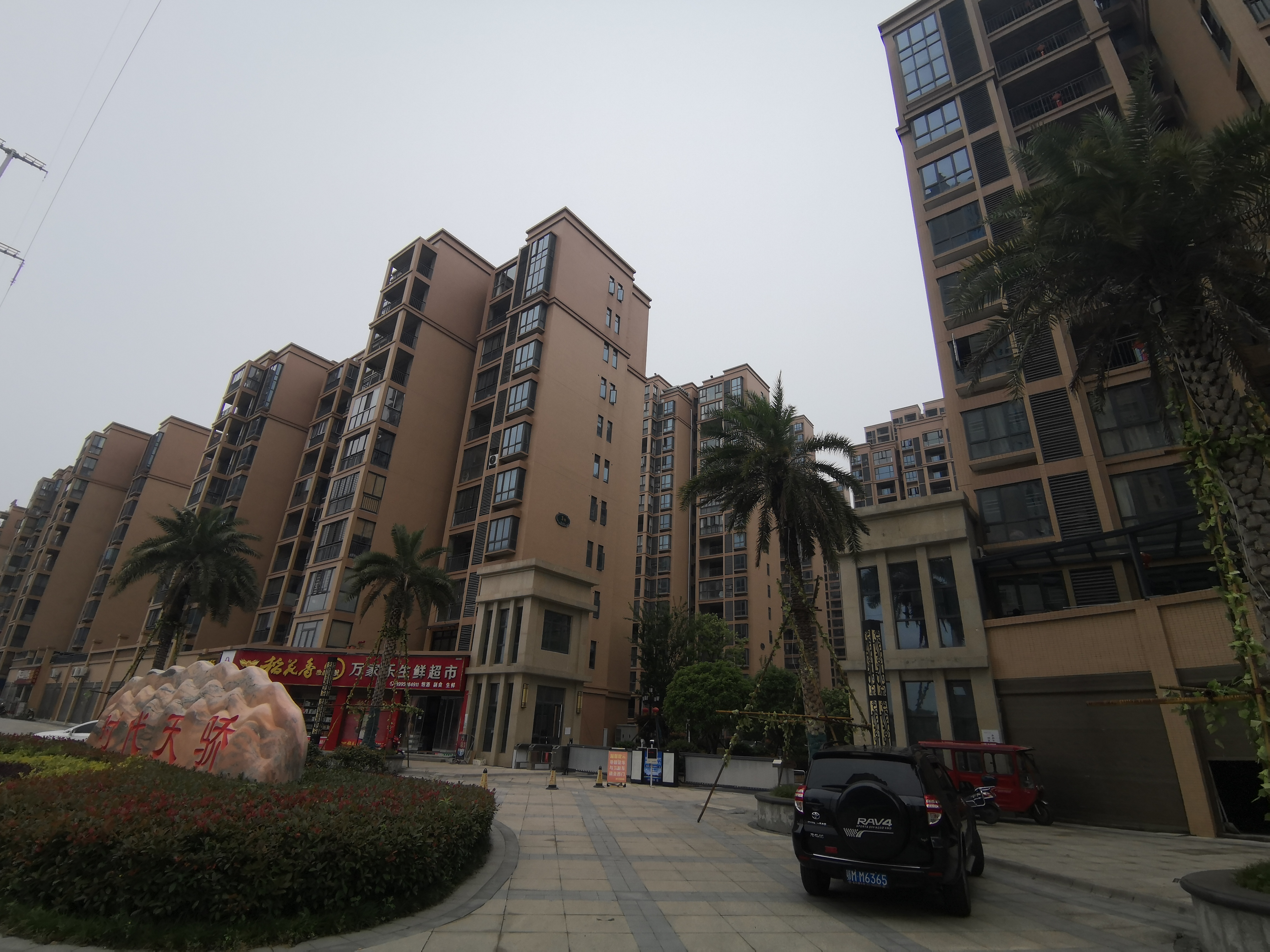 商铺出租：时代天骄南大门 位置不消多说的 四杆154平 限业态