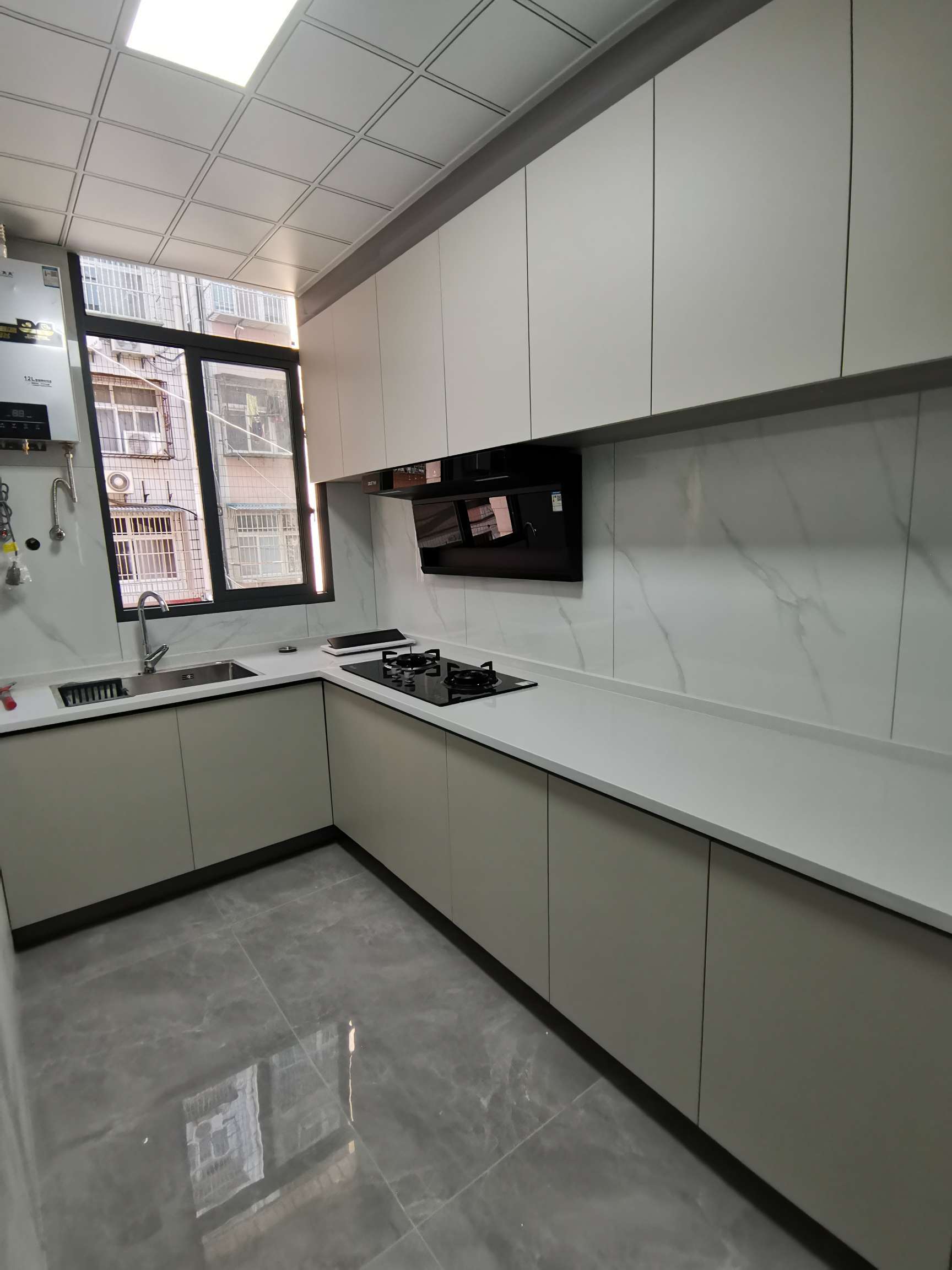 纽芬兰酒店对面，步梯二楼，大阳台，有院子好停车，精装三房