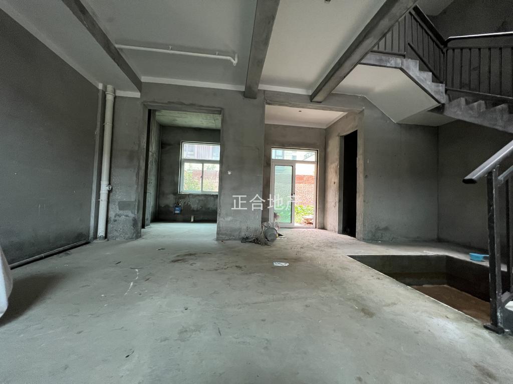 捡漏，边户，祥生观棠府别墅，一楼带大院，东边户，带两个车位，后有院子，阳光房，满二