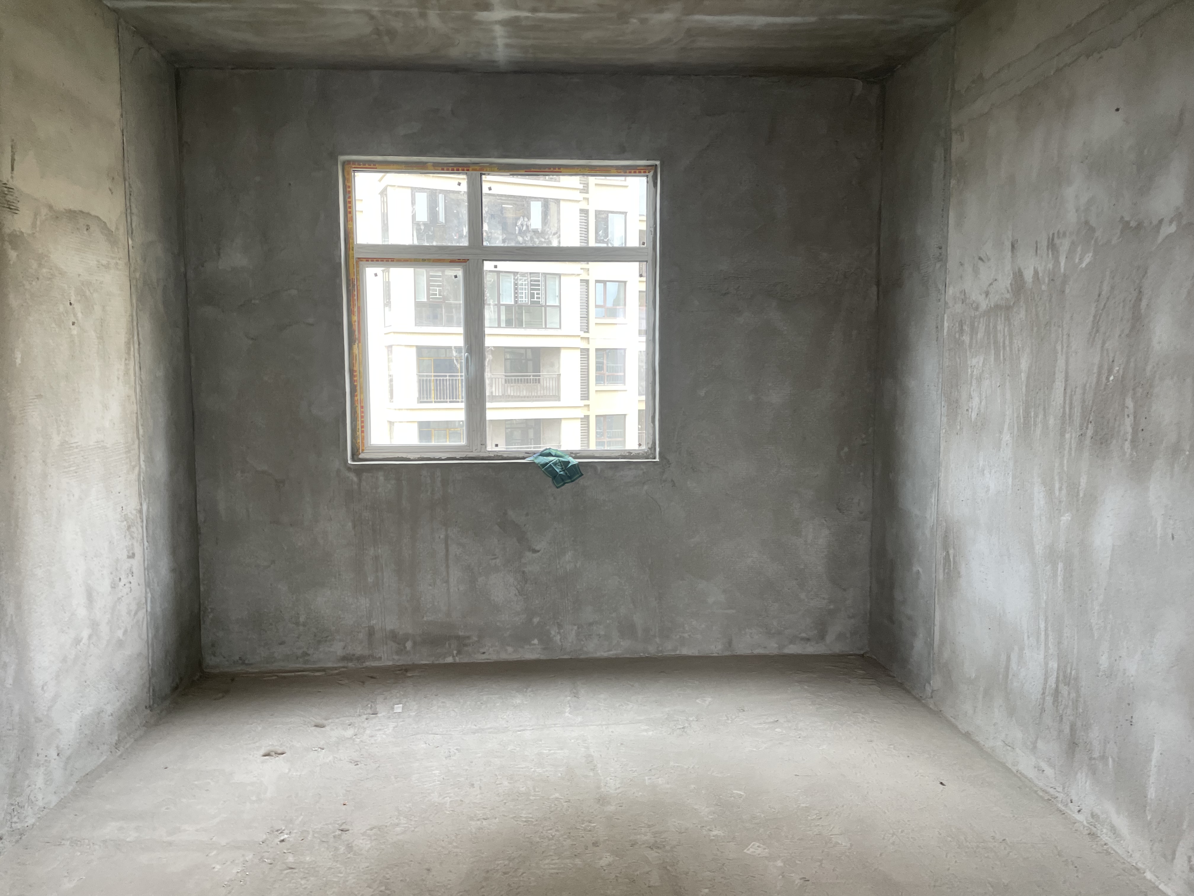 领秀城.毛坯大三房边户.南北双阳台.小区环境好.绿植环绕带车位出售