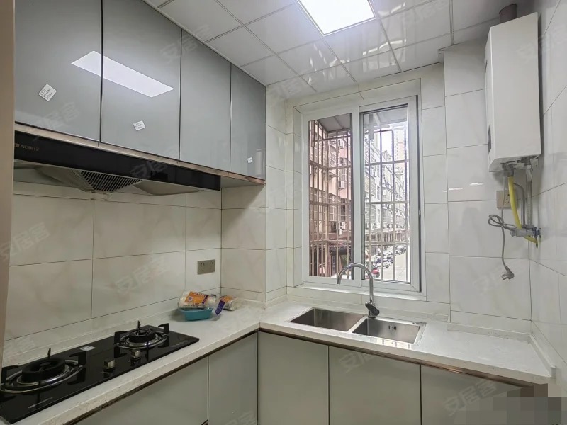 城南步梯二楼，精装大三房，单嫁2900，手富1个，月供1300，房龄新有院子停车