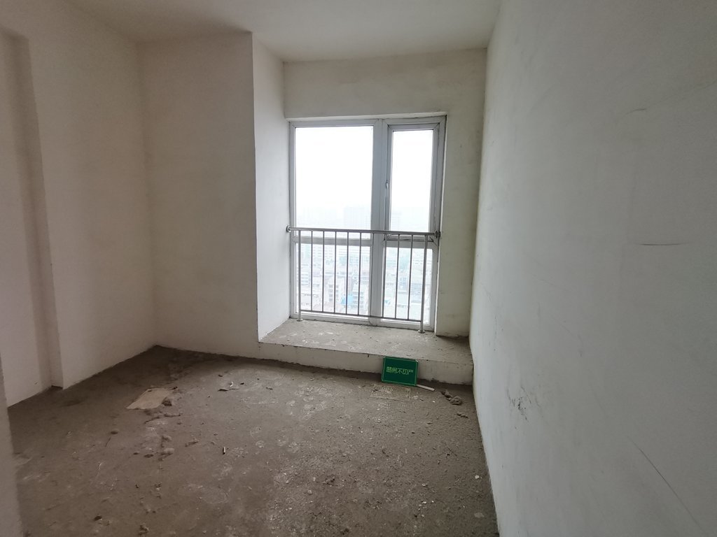 福星城，毛坯大三房，中高好楼层，城南好地段，单价5000！