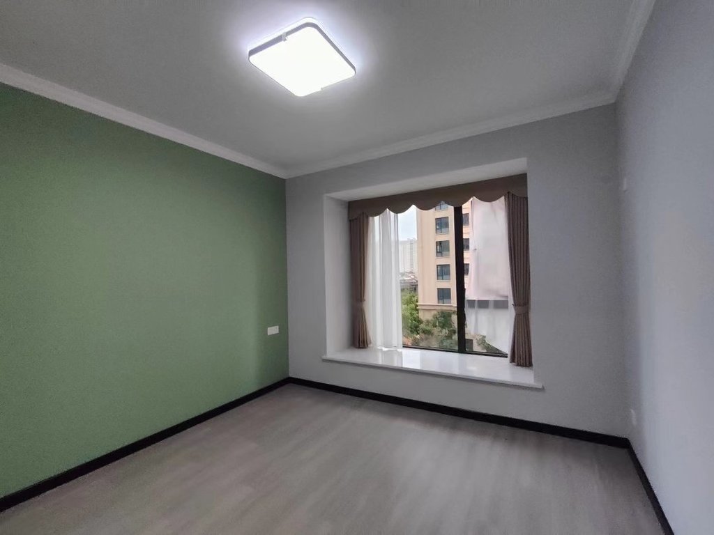 祥生观澜府.天然氧吧小区.全新装修三房两卫.证件满二.看房方便