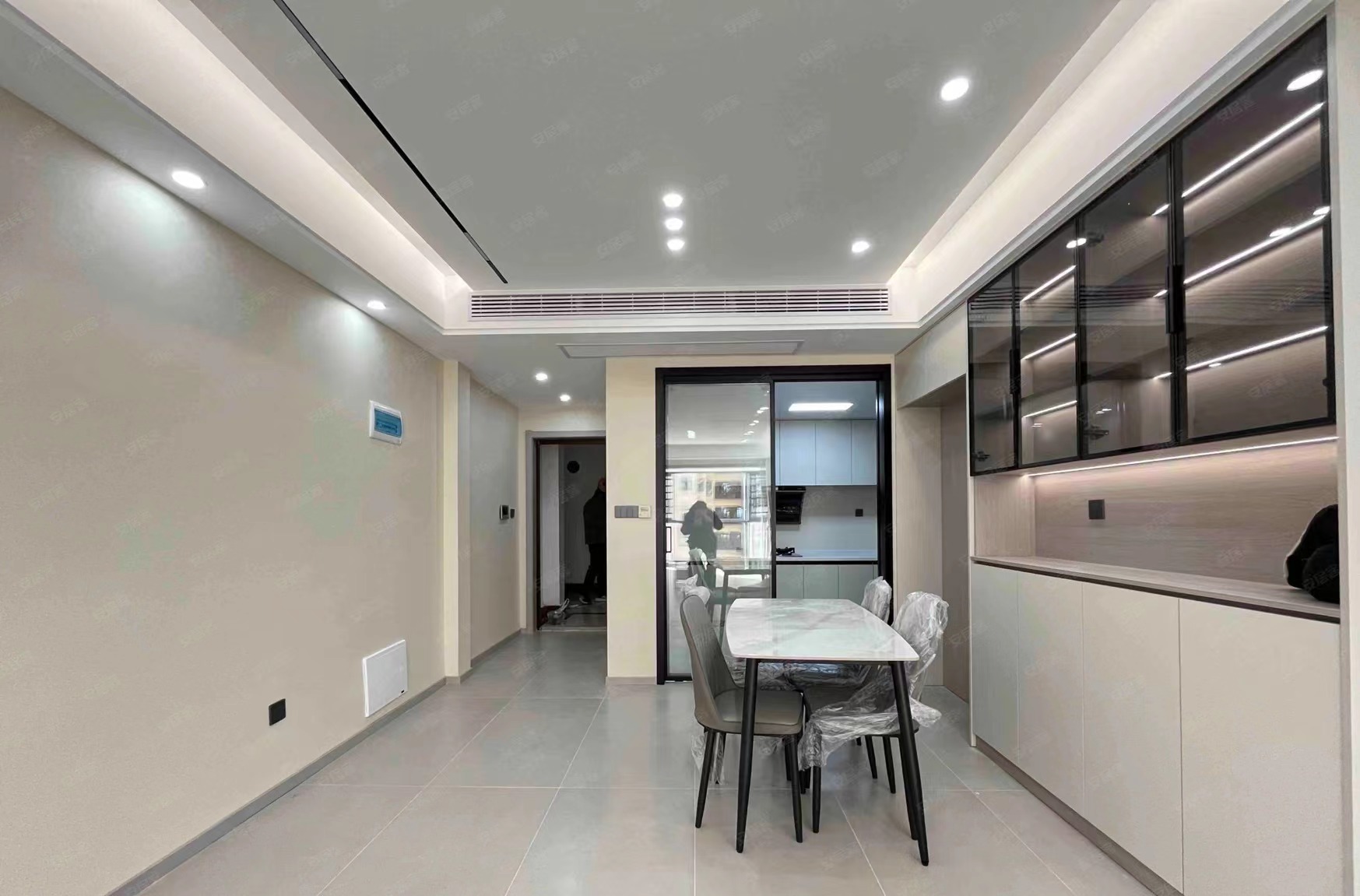 52，亏本急售，城南，全新精装三房，包车位包过户，中间楼层，三开间朝南