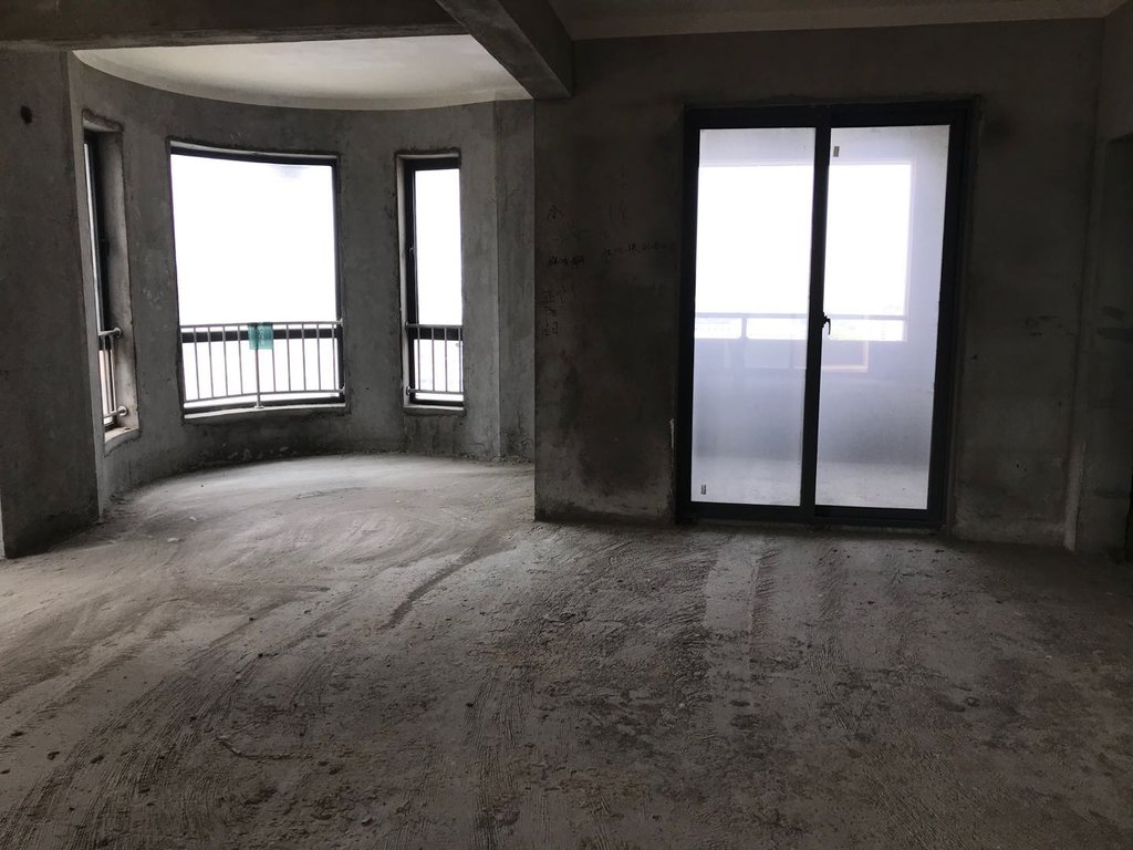 御台公馆.毛坯四房.证件满二.看房方便