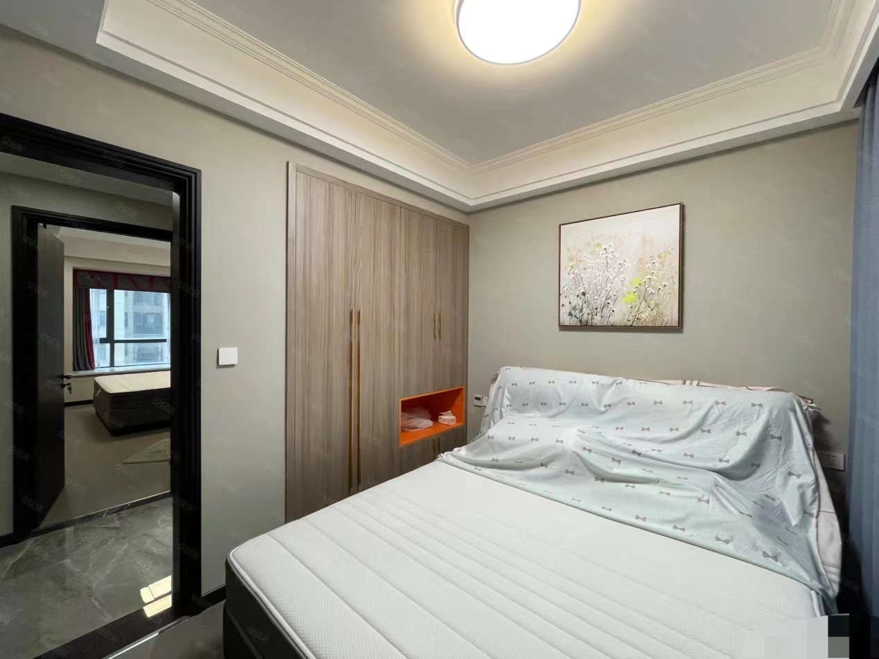 49，城南新三中旁，全屋定制衣柜➕左右沙发，全新精装三房，证件满二，中间楼层