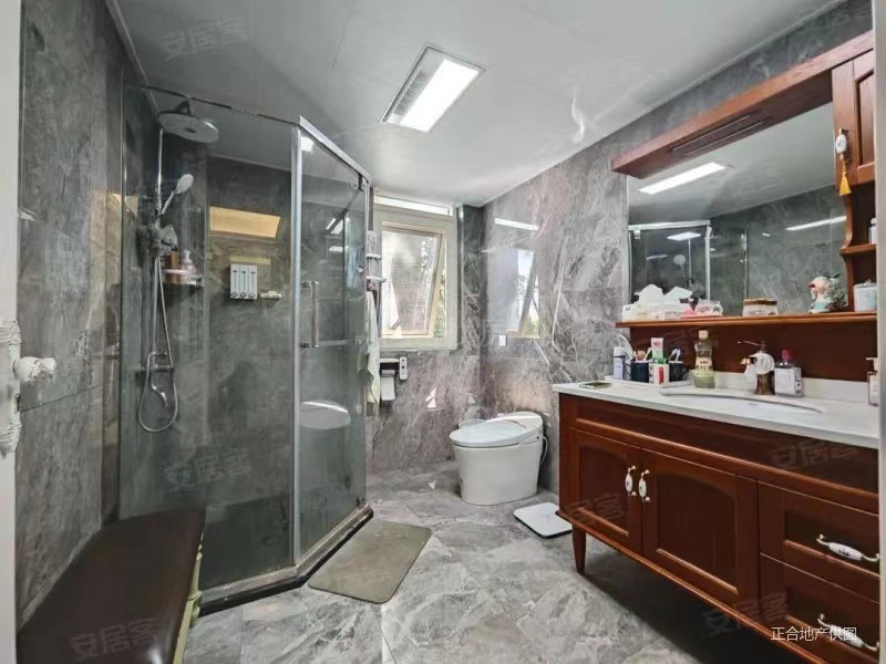 房东诚心出售，绿地香格里拉，一二楼复式​带花园洋房，有车位，