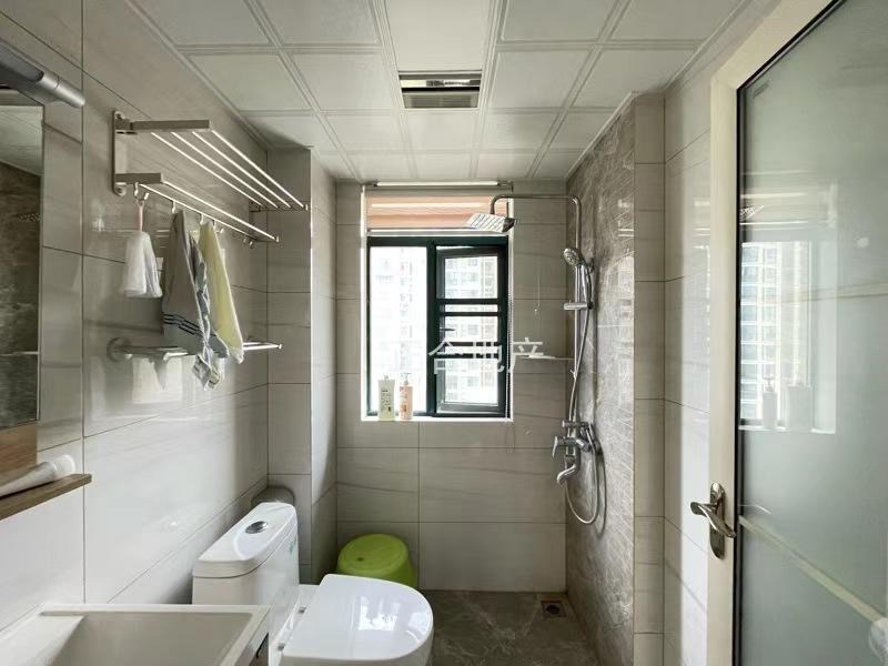 城南新城一号四期湖景房，精装大三房边户，全屋地暖，中央空调，中间好楼层，成色新证满二