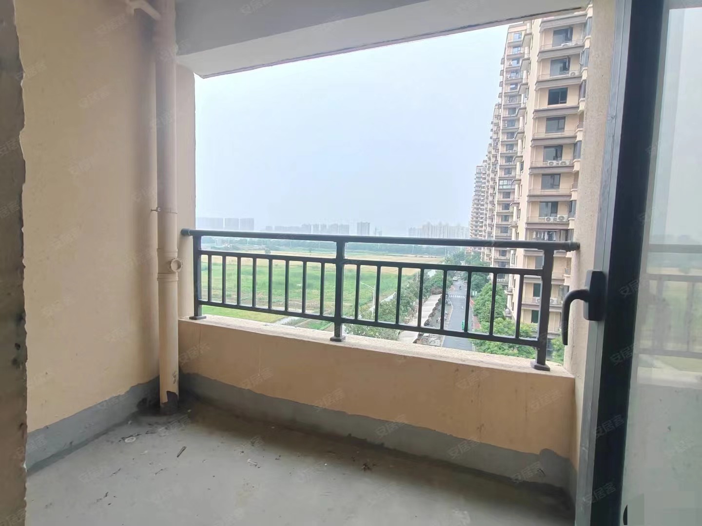 房东亏本出售，荣怀边户5300，​四房，好楼层，证满二，南北双阳台