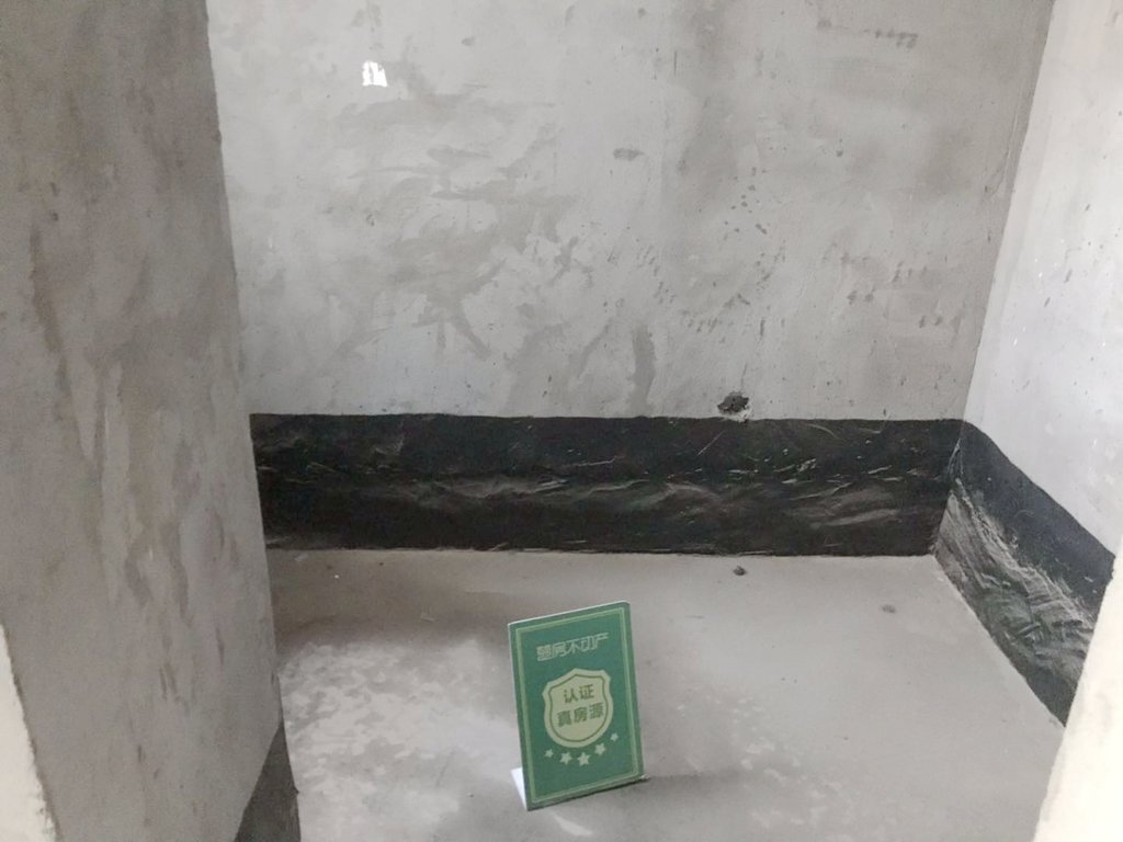 南城新区明珠新城毛坯小三房证满二电梯边户采光很好视野很好