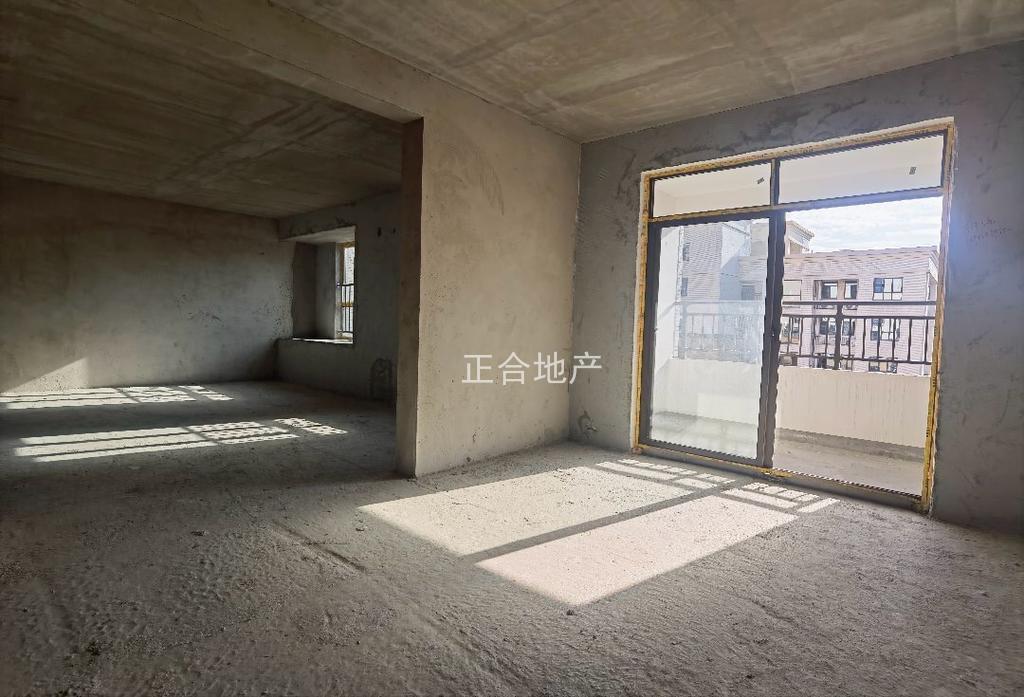 职院旁，天泽园，单价4700，送车位，毛坯三房，电梯小高层，证满二，凤凰层