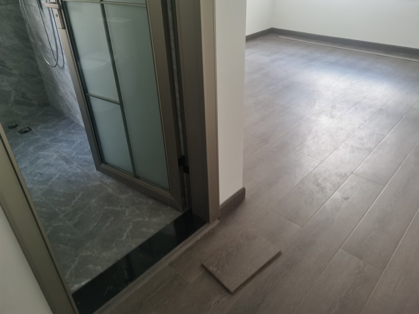 仙桃一中正对面翰林公馆3室2厅2卫，精装修家具家电全配优价出售！