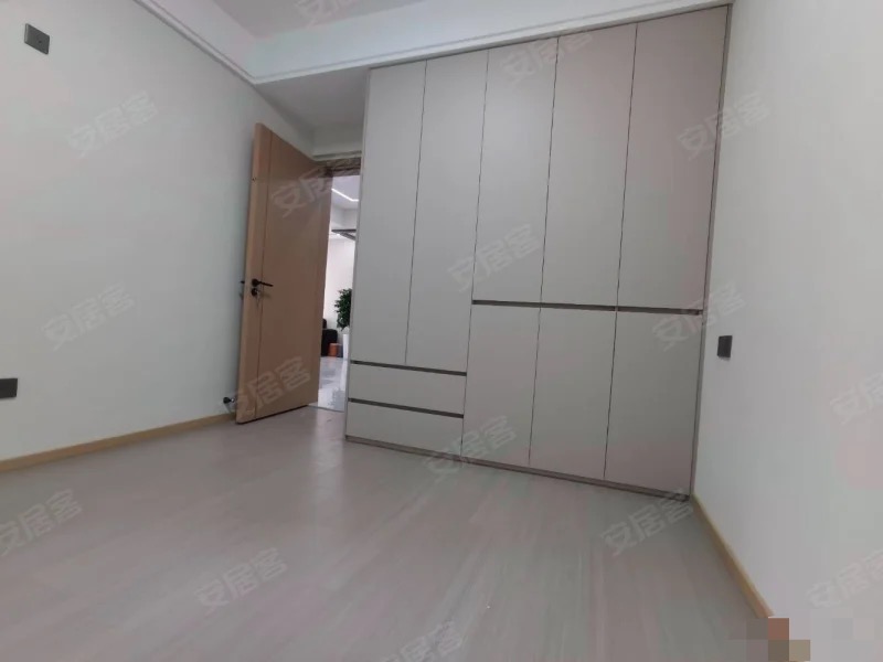 降价了，城南，元泰未来城B2区，湖景房，精装三房两卫，电梯好楼层19楼，