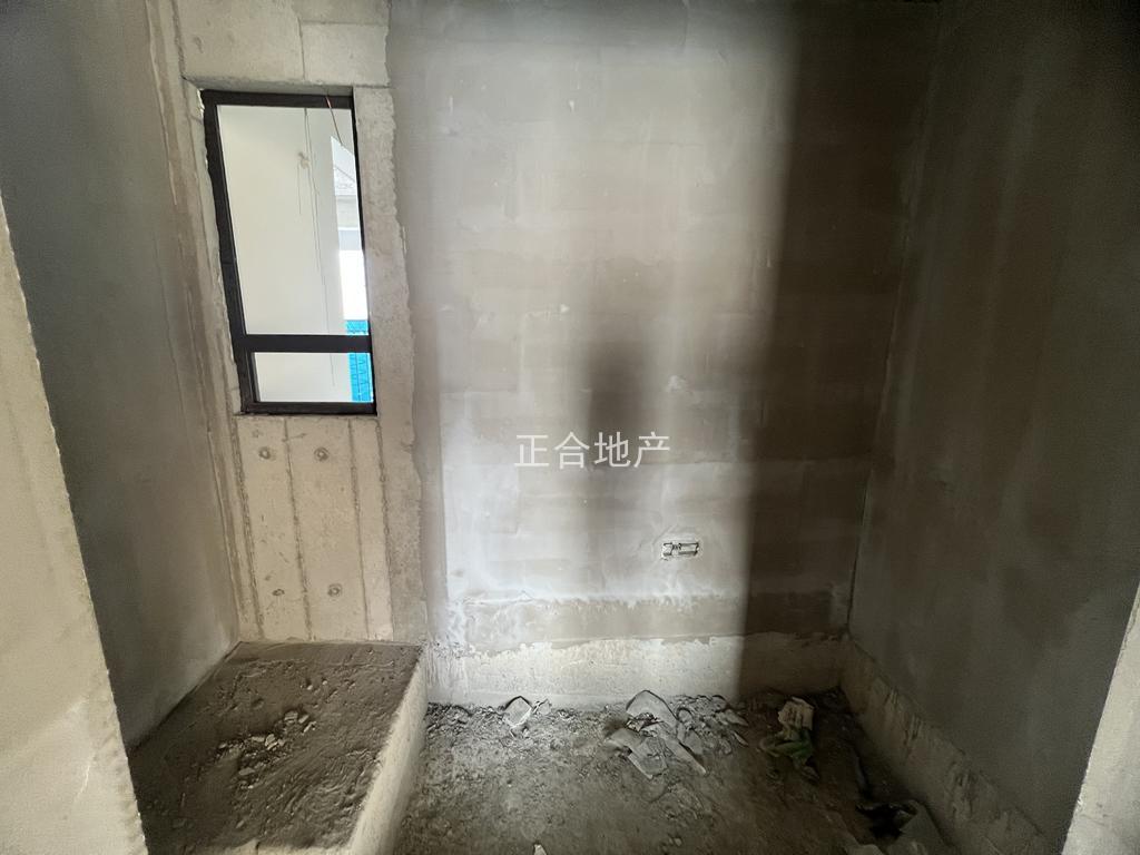 城南，吾悦华府现房，毛坯3房2卫，中户，中高楼层，房东包满二过户