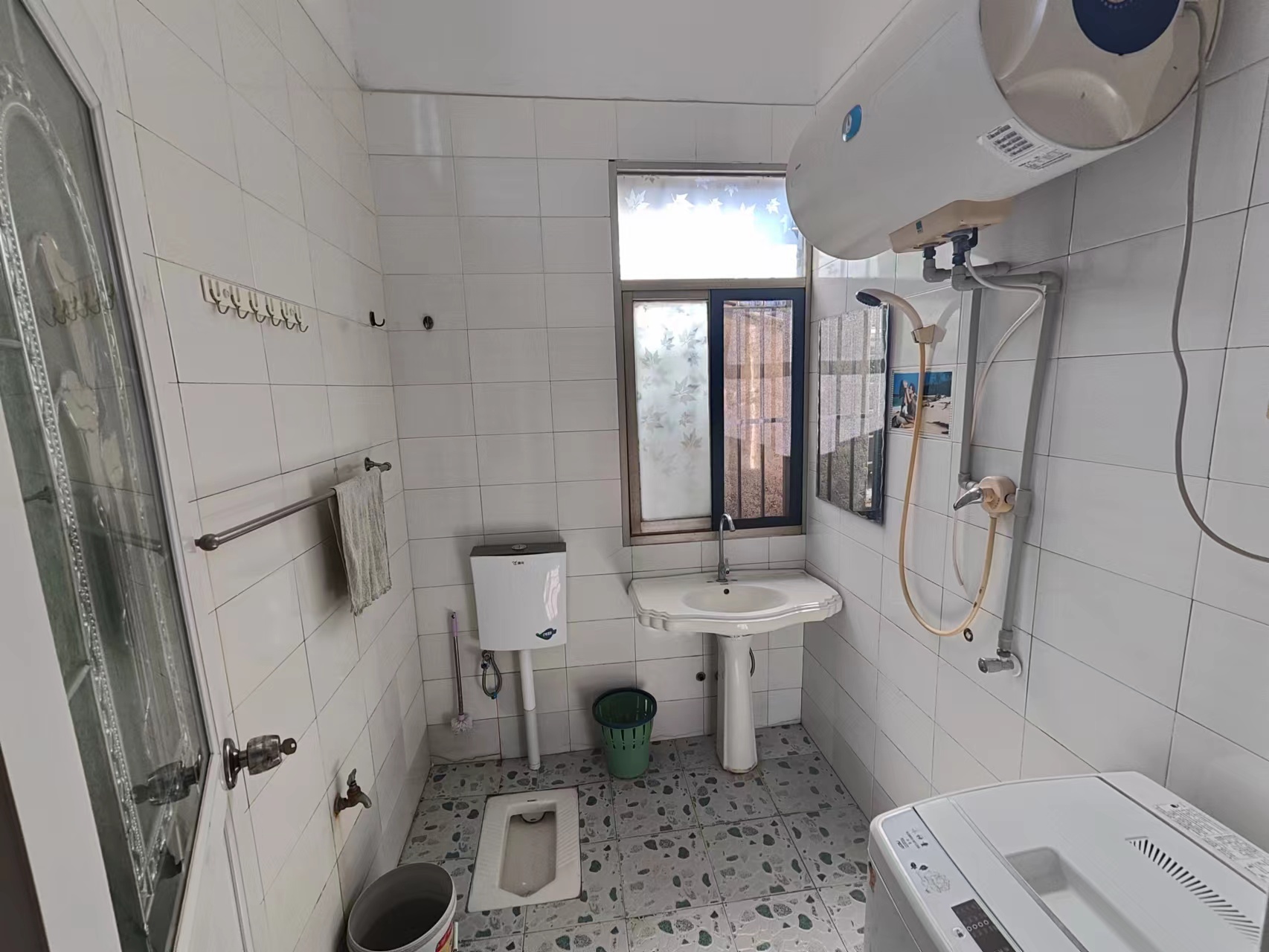 复州花园北门附近私房，四百平，搞么家都方便的吓人，上实验二小近的很，出门就是农贸