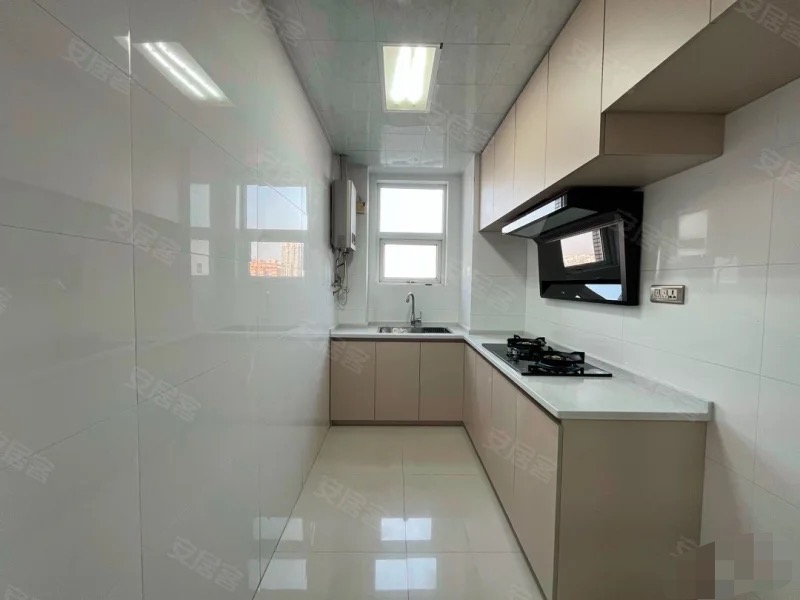 和合国际，精装三房，九成新，电梯10楼，南北通透，家电齐全，采光好，证满二