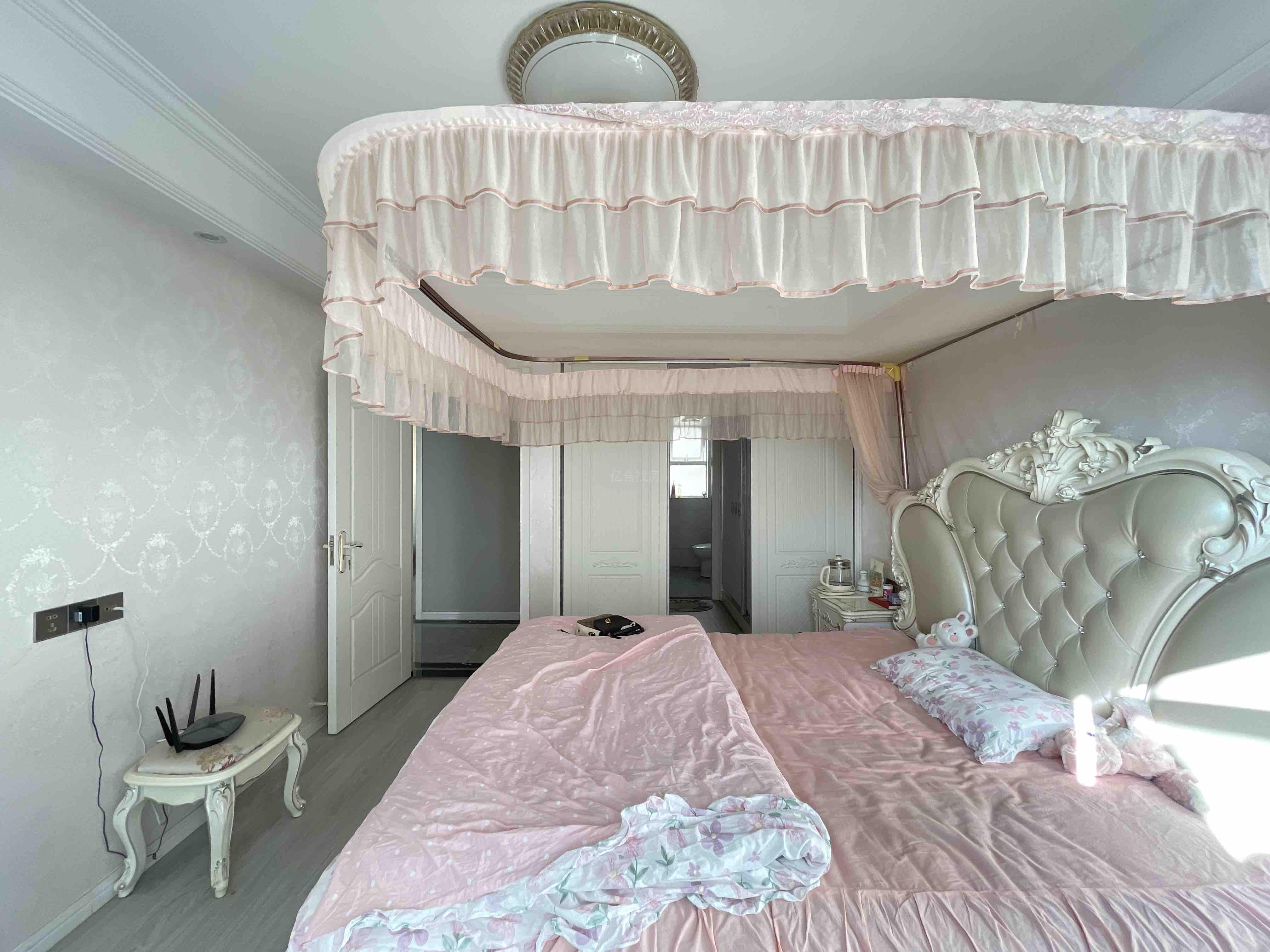 满庭春3室2厅2卫精装修保养完好，家具家电全配拎包即住！