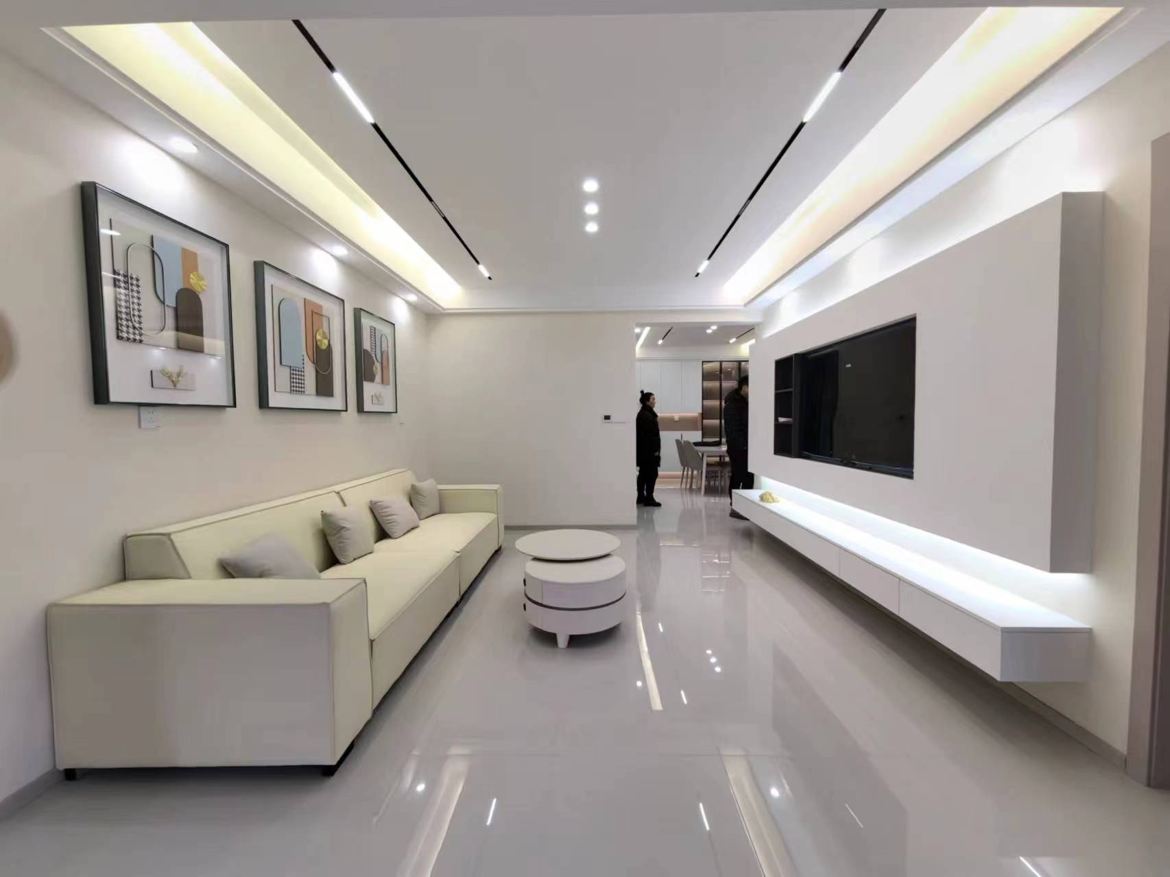 急售，房东降价了，一中对面，精装两房，成色很新，中间好楼层，证满二