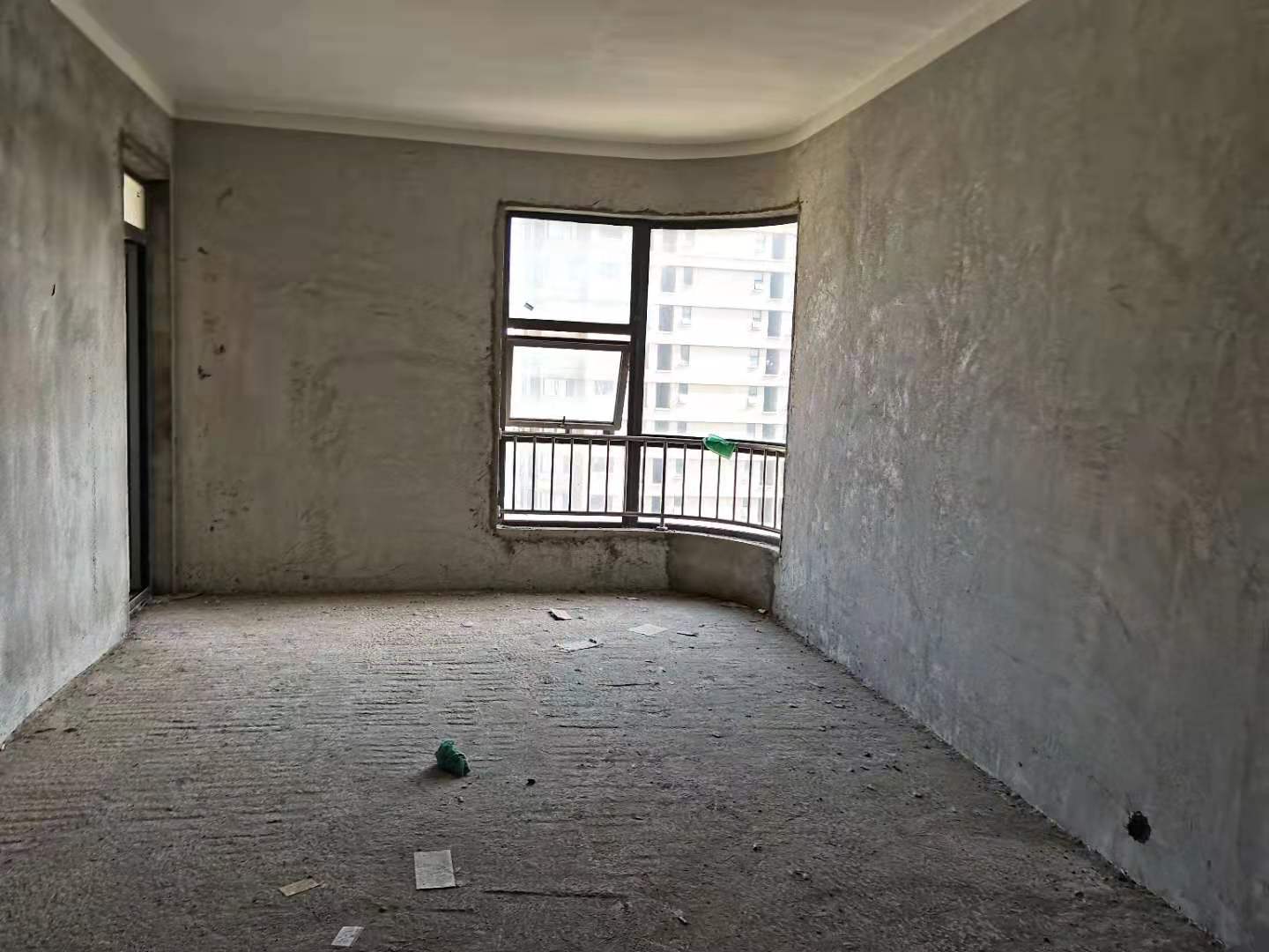 御台公馆 毛坯三房 .证件满二    .看房方便 房东诚意出售