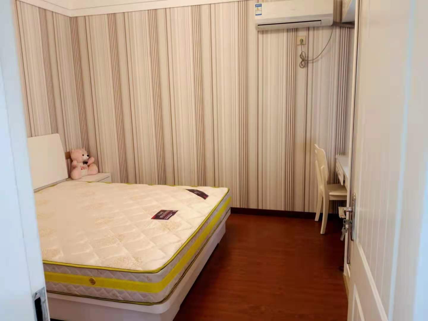 元泰未来城三中旁边，社区成熟，广场交通非常方便，小区环境优美