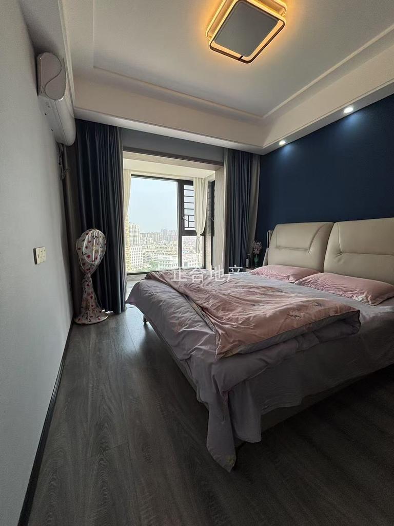 降价了，沔街头上，润泽天下，9.9成新，精装3房2卫，拎包即住。满二，好楼层