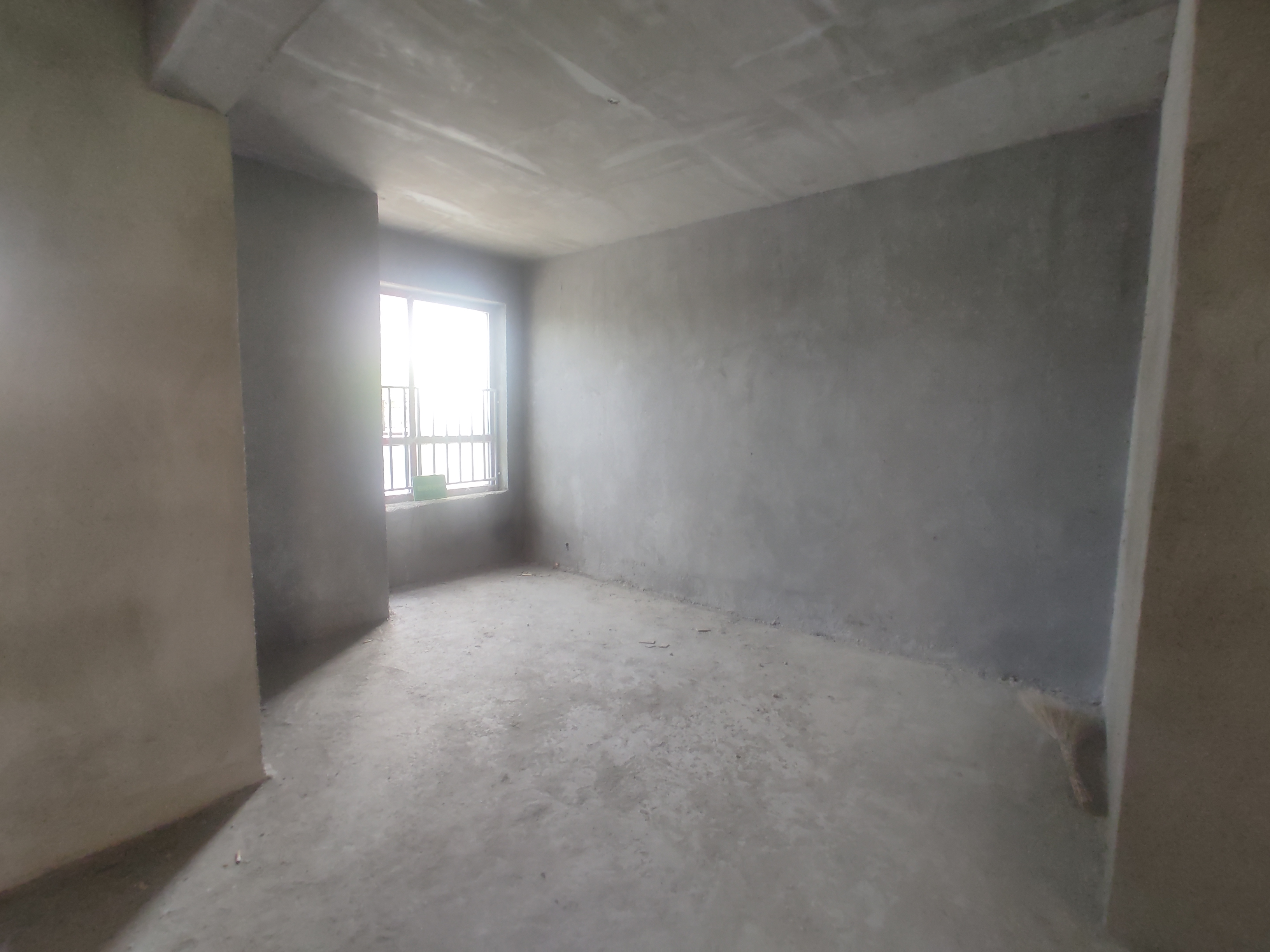 沔阳公馆毛坯三房两卫边户. 代超达露台 担架只要5000.看房方便