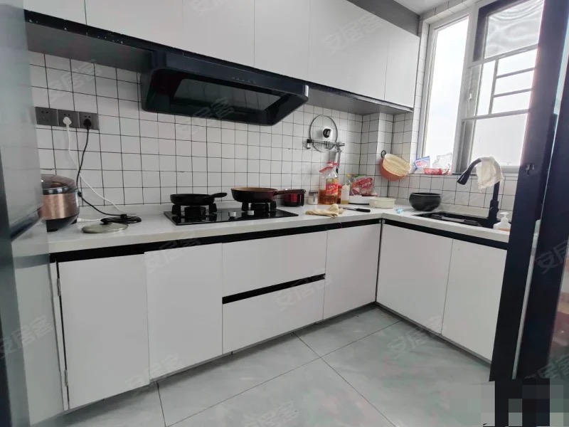 满庭春，精装三房，带入户花园，单价5000，保养成色新，证满二，诚心出售