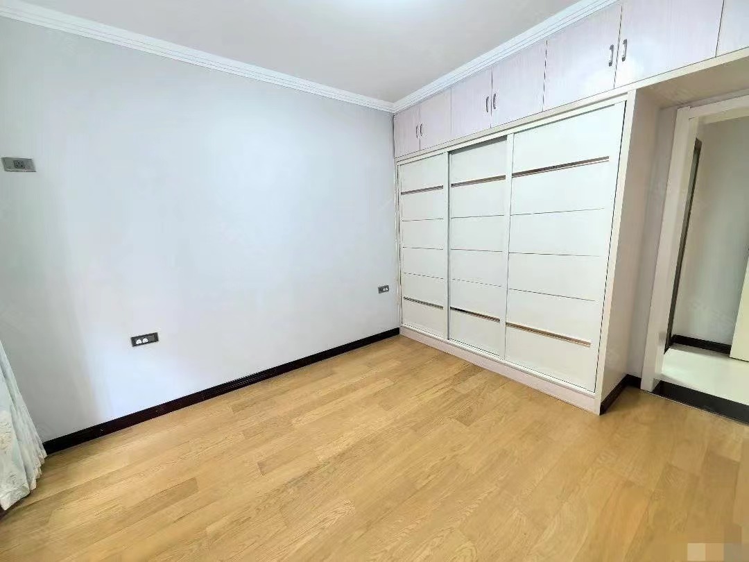 1，房东亏本出，急售，一中附近，精装两房，步梯好楼层，楼龄新，特别适合养老