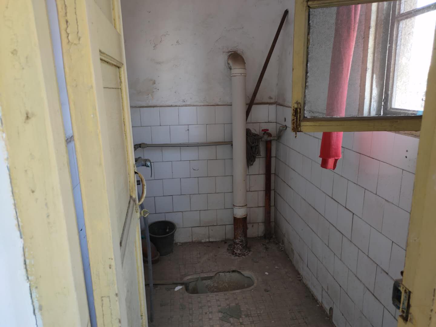 实验高中宿舍楼 小三房 南北通透 优价15万 可过户 还可小刀哦