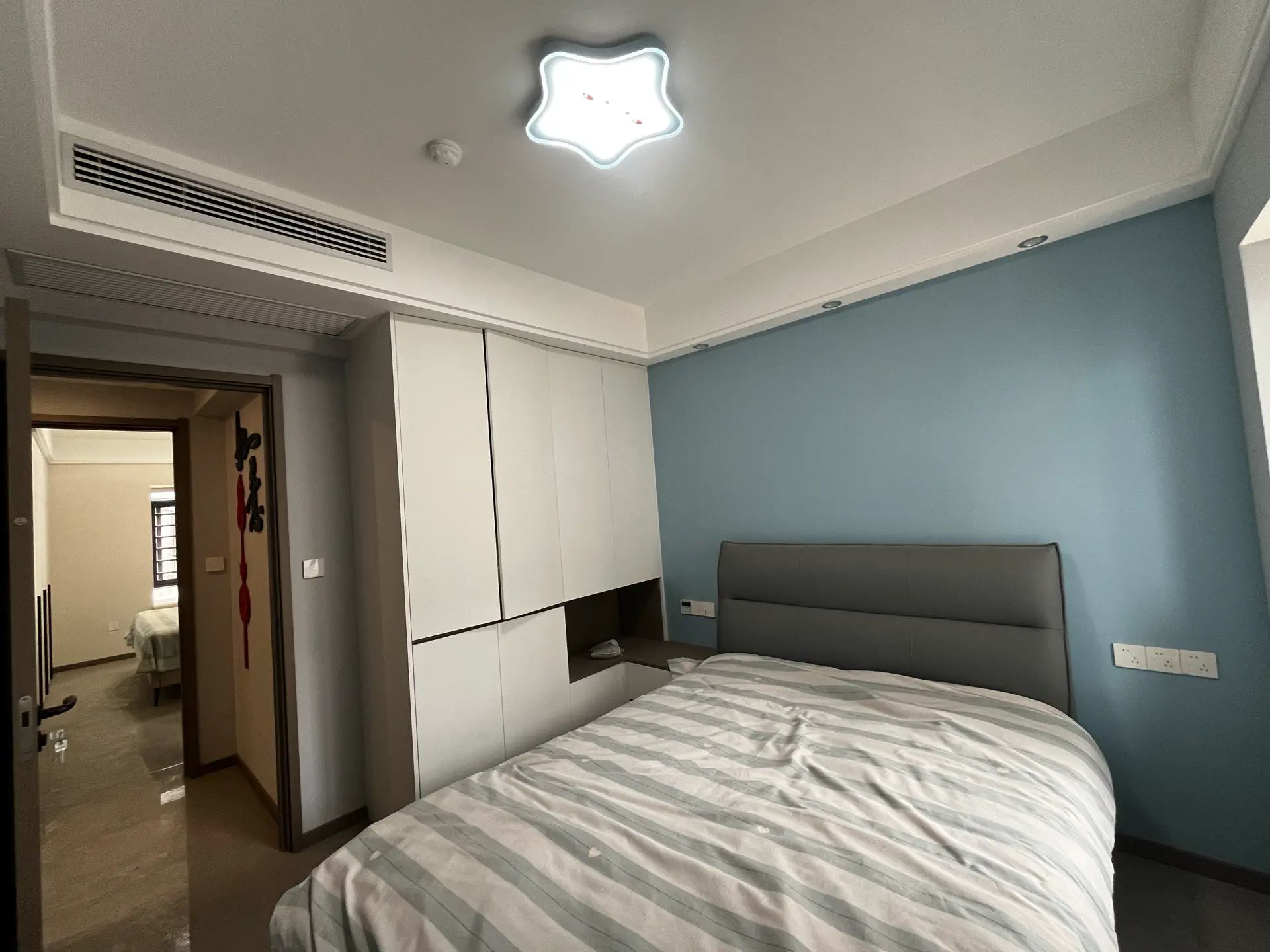 蓝天白云，精装四房‬两卫，‮阳长‬台，好楼层，全‮品屋‬牌定制，带‬暖气片，证满二