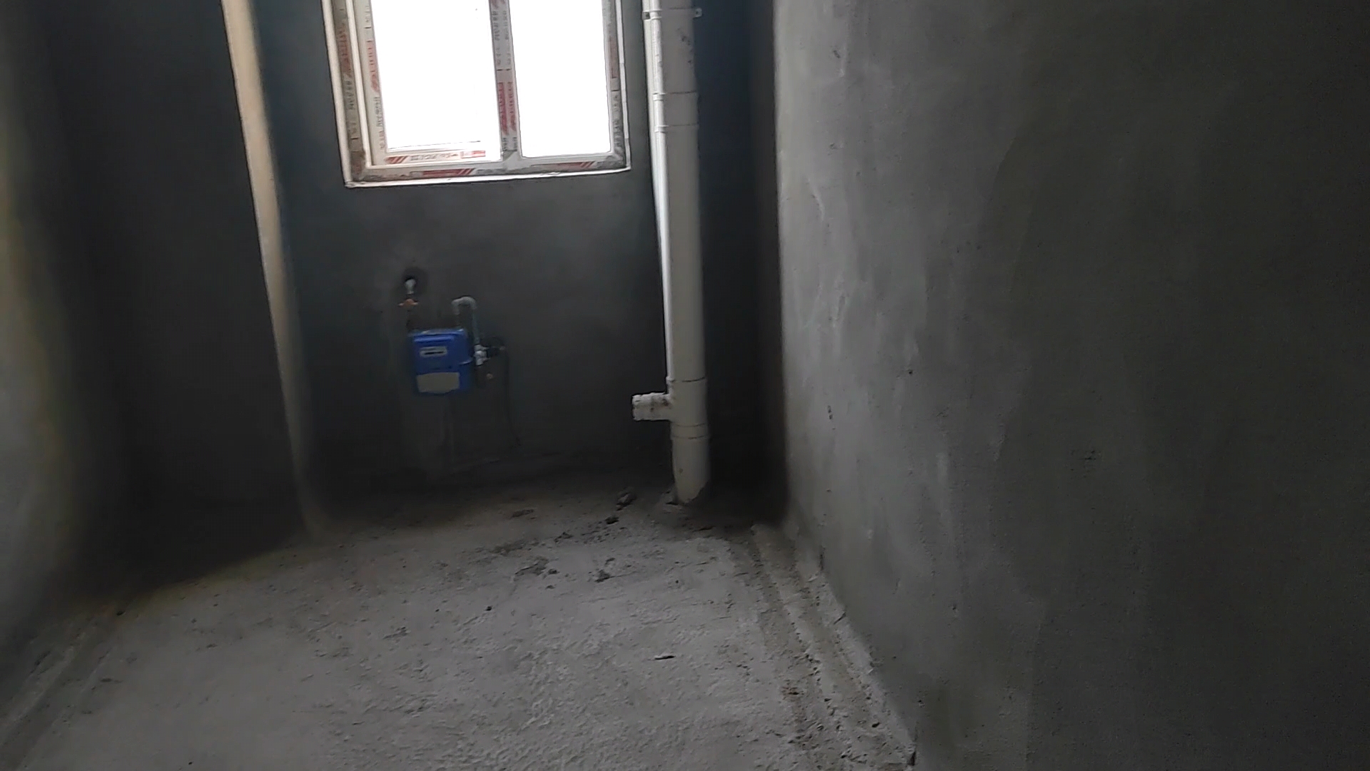 毛坯可做三室一厅，可做商务办公，临近仙桃中学和实验二小，三中