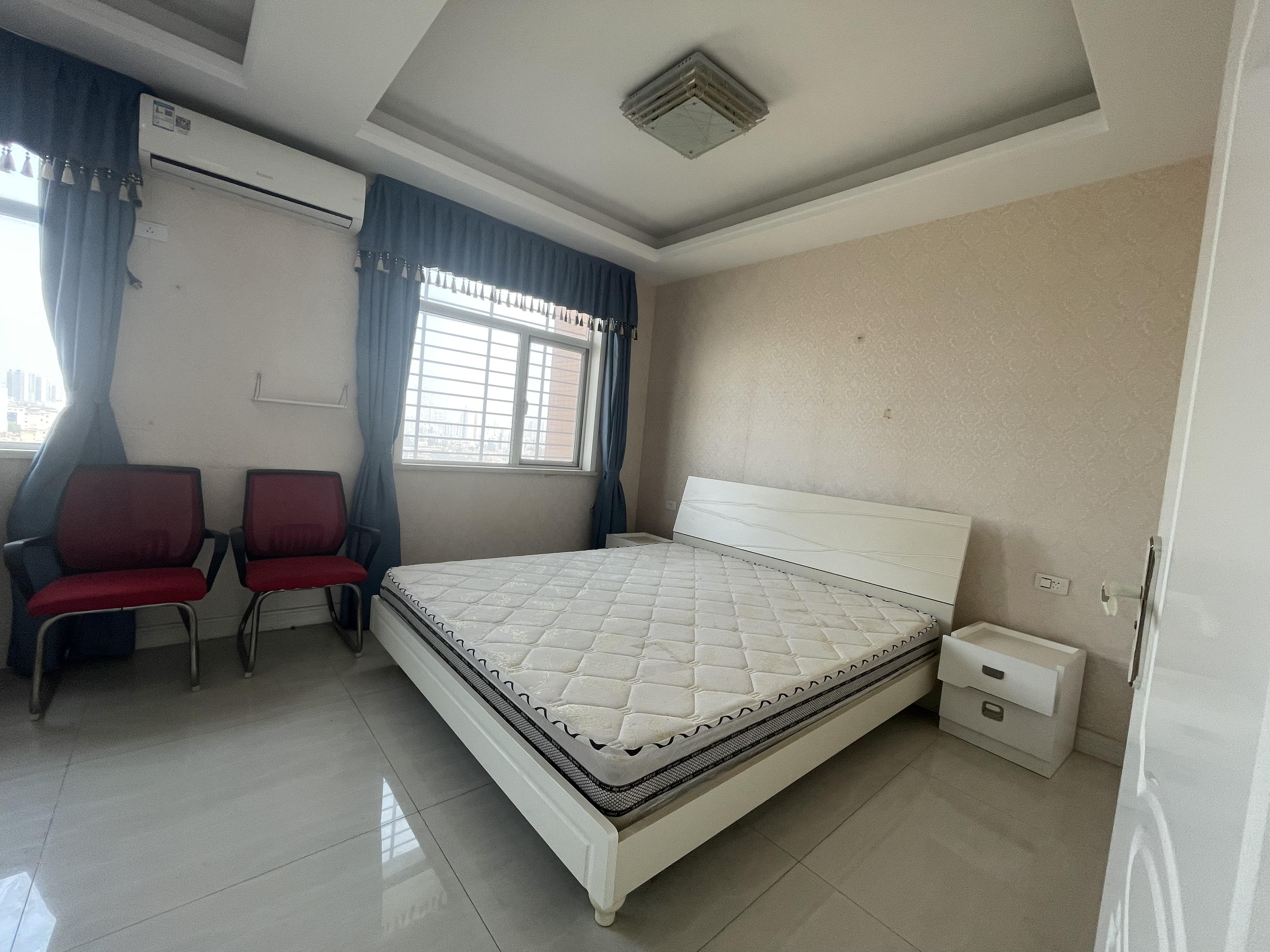 新城壹号新街3室2厅2卫精装修保养完好优价出售！