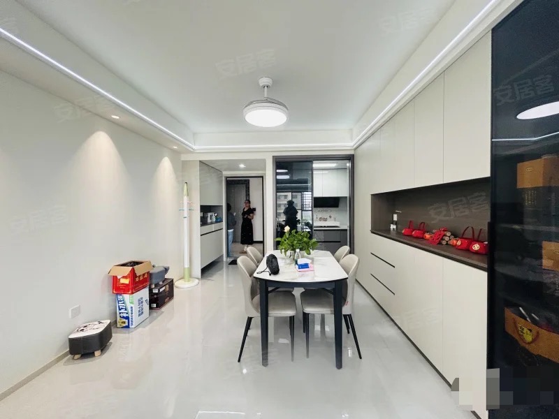 城南，新城名都，全新精装，精装三房，电梯好楼层，证满二，一天未住