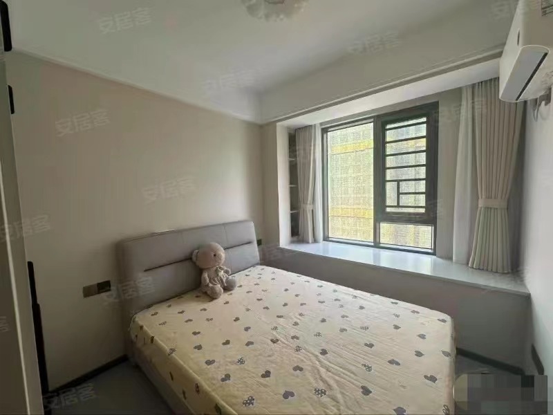 风和日丽，全新装修婚房，精装4房2卫，送车位，9.5成新，好楼层，新三中